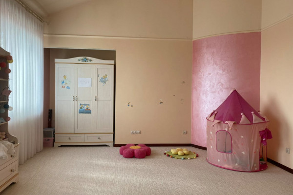 Отдельно стоящее здание в историческом центре Львова